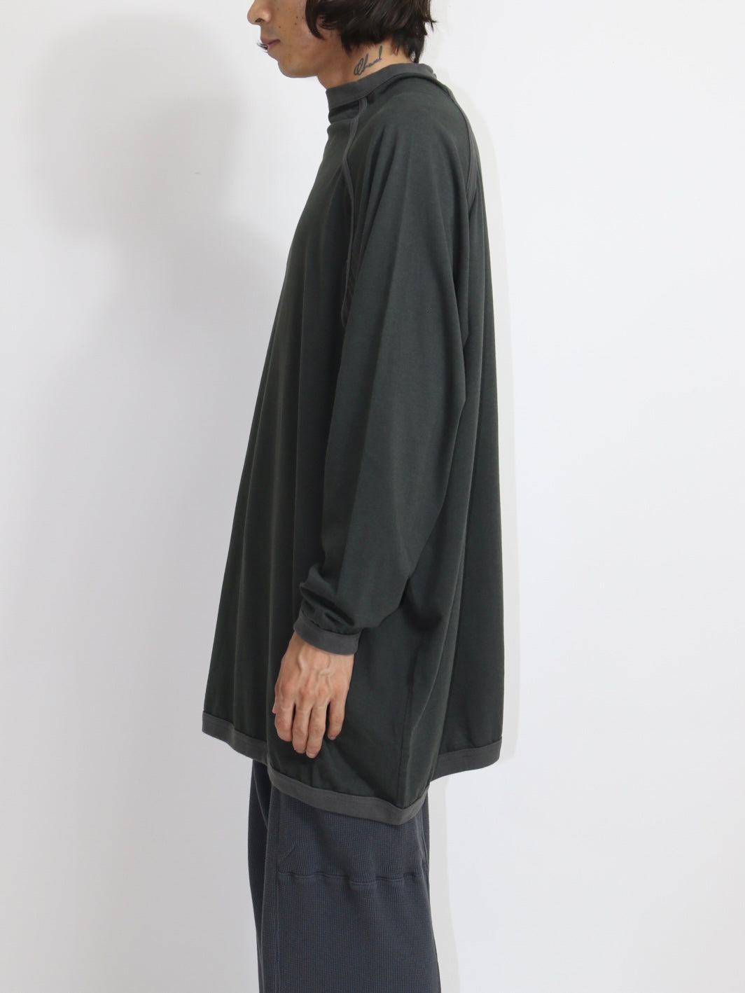WIDE FIT HIGH NECK TEE【O20TS3】OFF BLACK