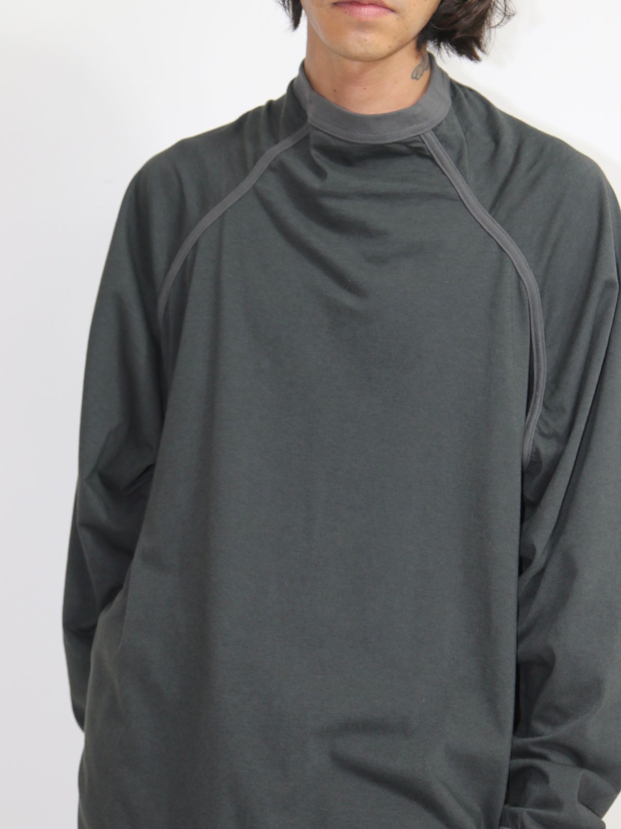 WIDE FIT HIGH NECK TEE【O20TS3】OFF BLACK