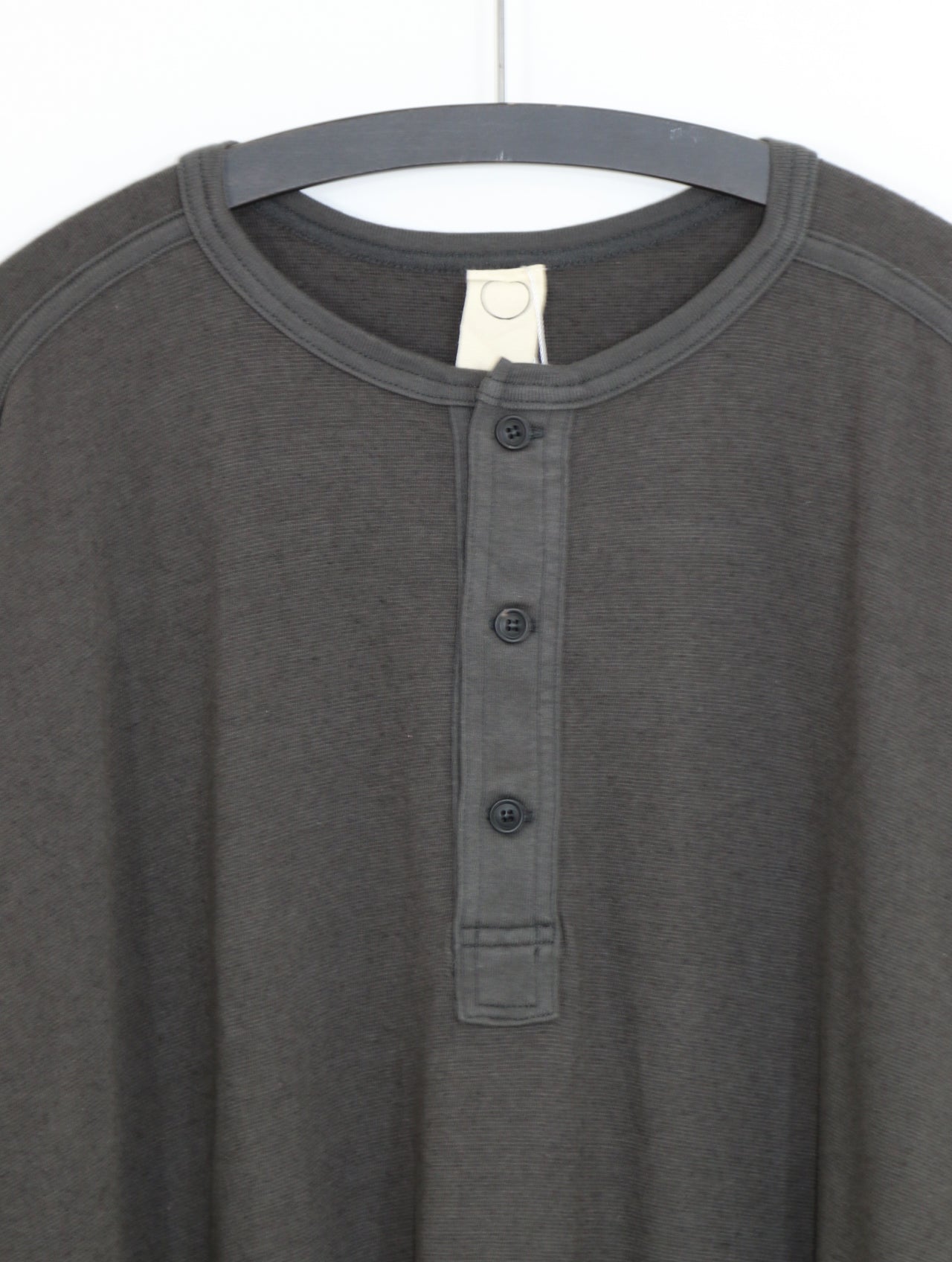 HENLEY TEE【O21TS3】OFF BLACK